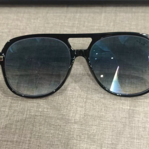 Ray-Ban Sunglasses Aviator Style - Picture 3 of 7